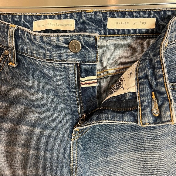 ANTHROPOLOGIE Pilcro Hyphen Fringe Mid Rise Denim Boyfriend Jeans Size 29 - Picture 6 of 8